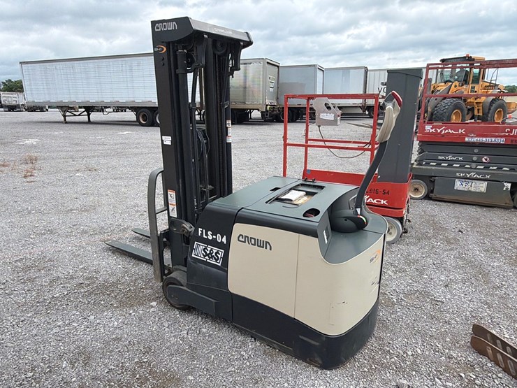#99-•-crown-shc-5500-25-walkie-electric-stacker-forklift-image-4