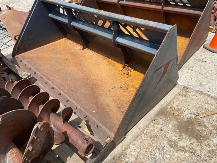 #6015-•-virnig-universal-mount-smooth-edge-skidsteer-bucket-image-1