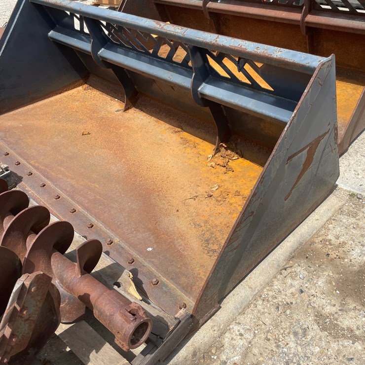 #6015 • Virnig Universal Mount Smooth Edge Skidsteer Bucket