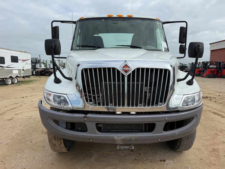 2018-international-durastar-4300-image-2
