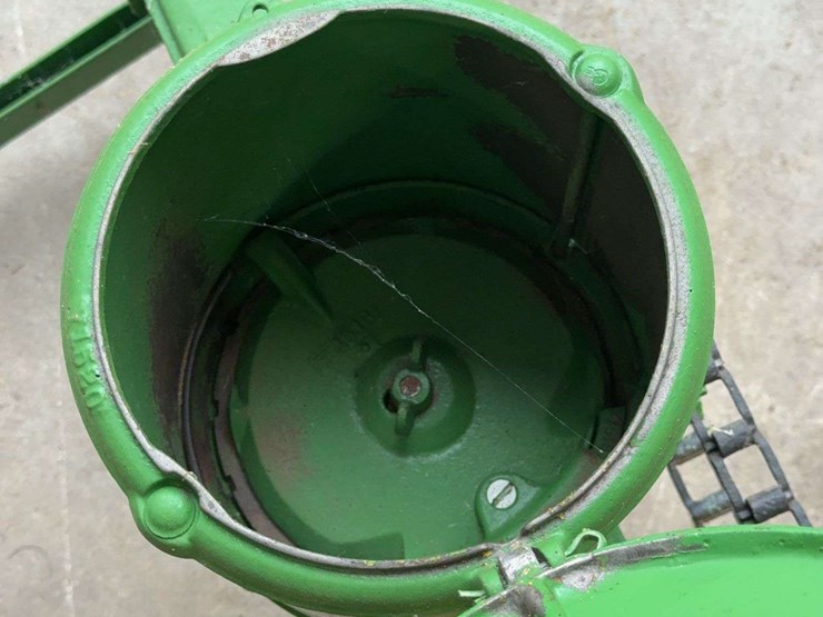 john-deere-deere-&-mansur-co.-hand-push-planter-image-12