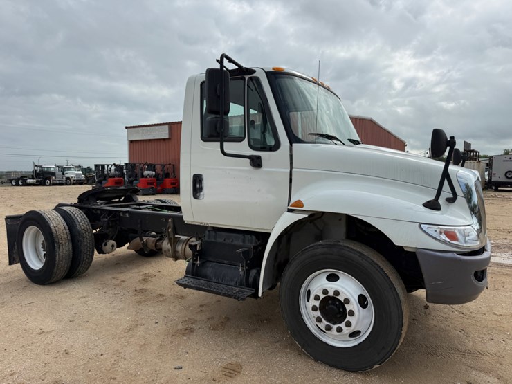 2018-international-durastar-4300-image-3