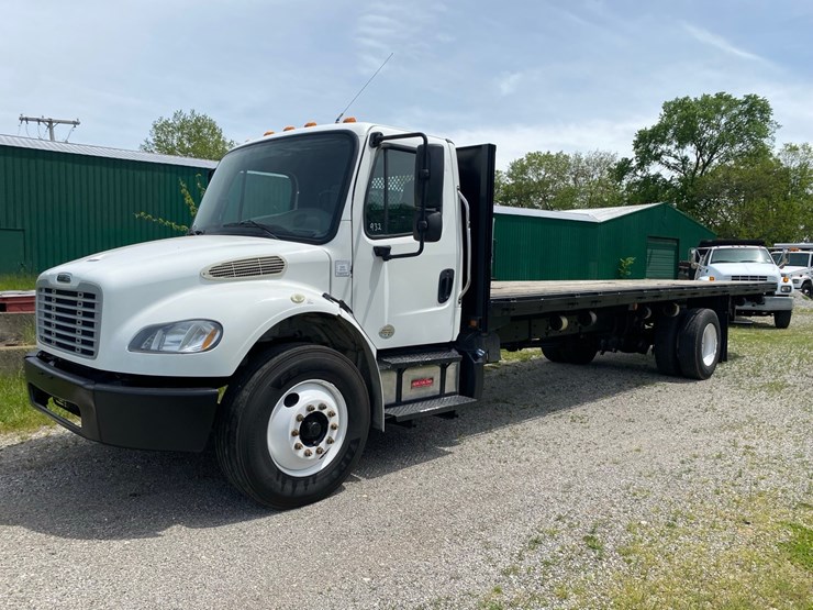 2013-freightliner-m2-flatbed-image-1