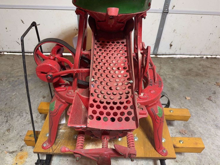 maple-leaf-jr.-grain-grinder-image-6