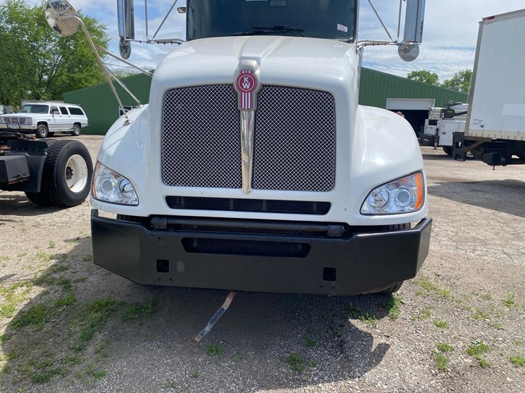 2014-kenworth-t400-single-axle-day-cab-semi-tractor-image-2