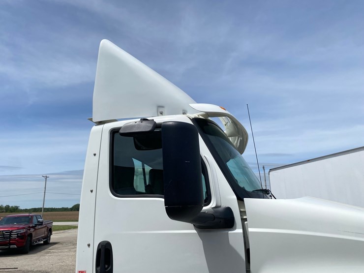 2019-international-lt625-day-cab-semi-tractor-image-12