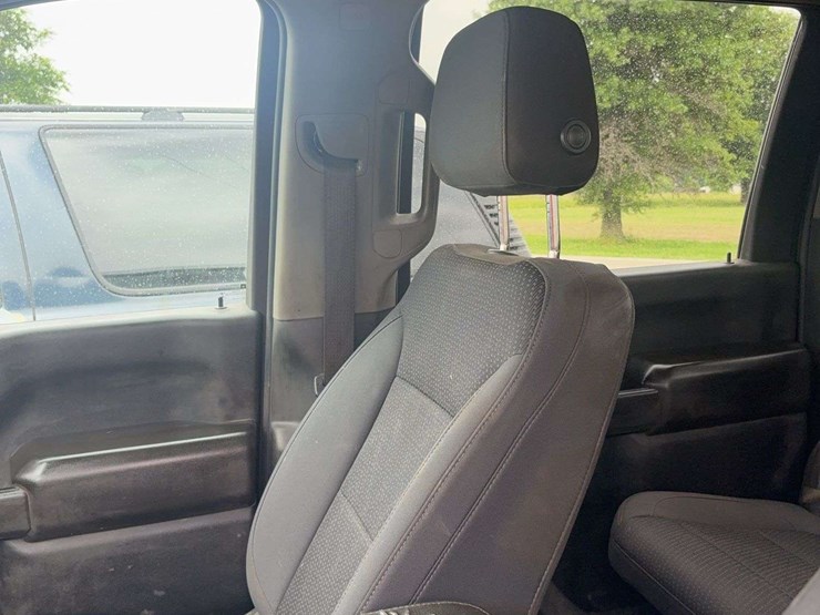 2022-chevrolet-3500-image-23