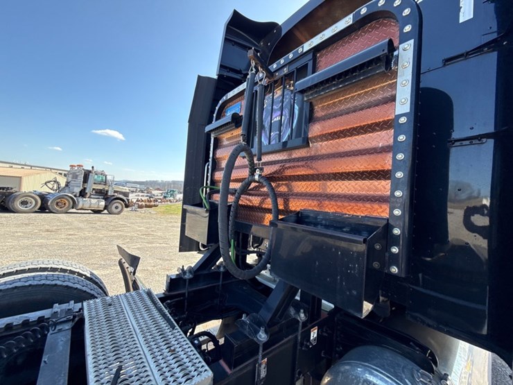 2018-peterbilt-579-image-39