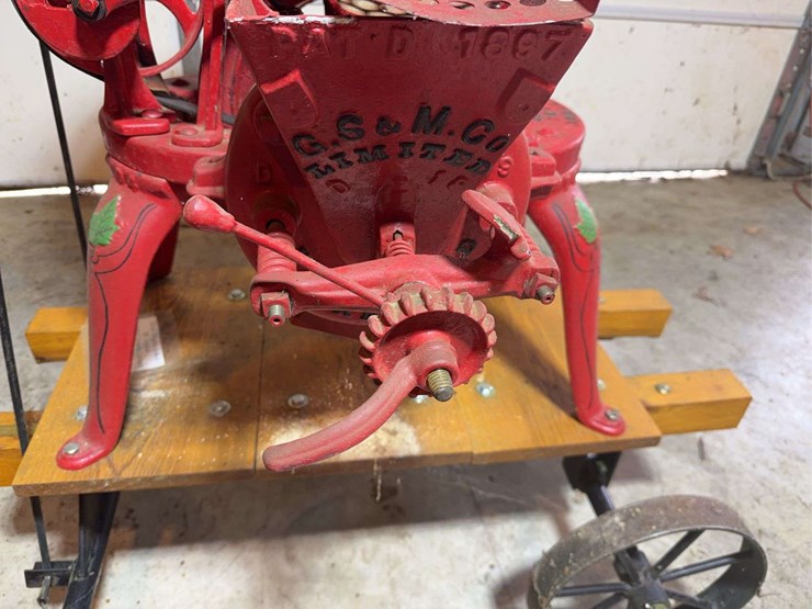 maple-leaf-jr.-grain-grinder-image-8