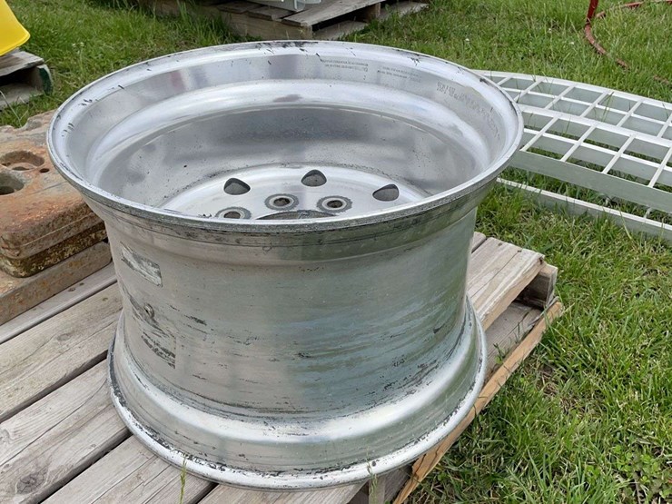 11r22.5-aluminum-super-single-tires-and-rims-image-1