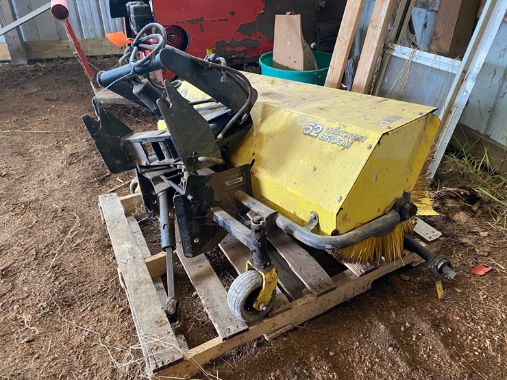 #3590-•-john-deere-quick-hitch-broom-image-3