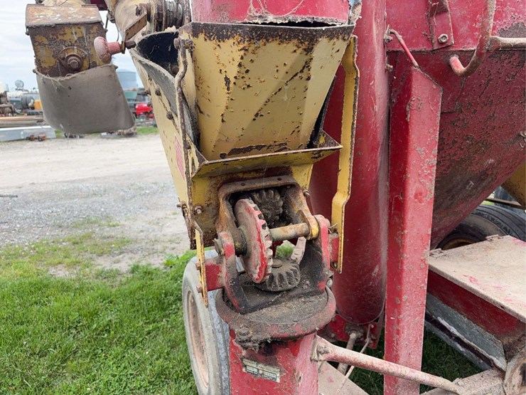 new-holland-354-image-11