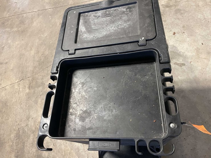 #5513-•-rubbermaid-cart-image-10