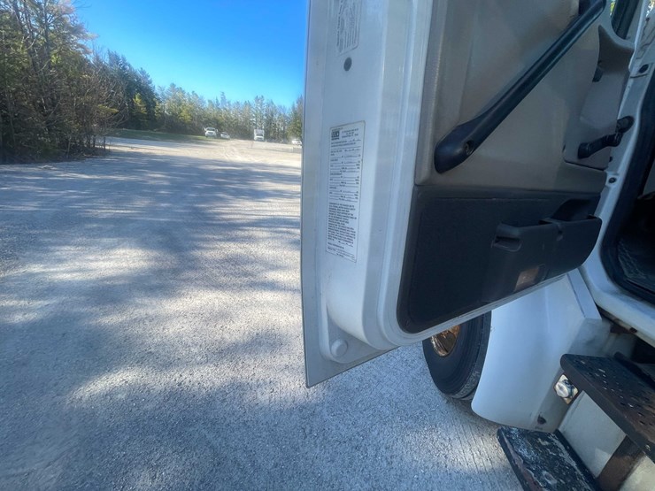 #4198-•-2005-sterling-box-truck-image-58