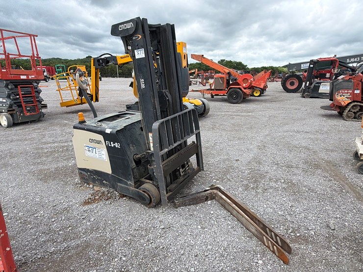 #101-•-crown-shc-500-25-walkie-electric-stacker-forklift-image-2