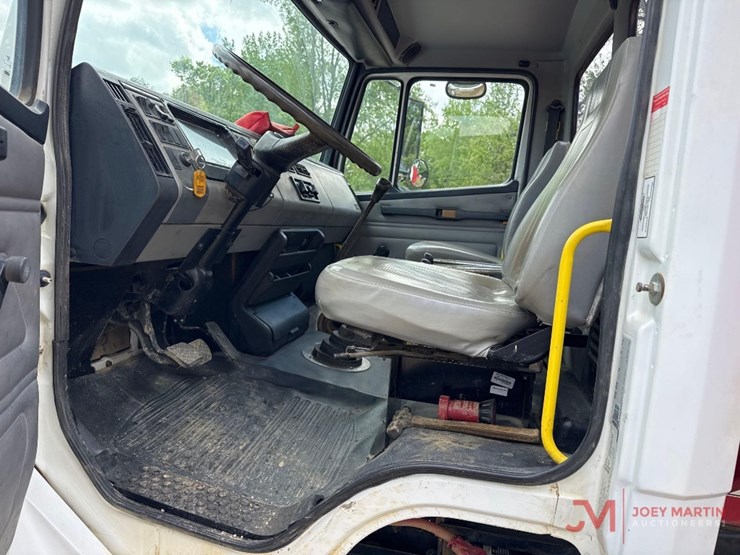 2001-freightliner-fl70-image-28
