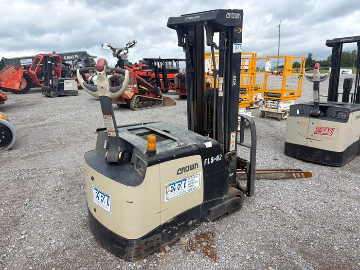 #101-•-crown-shc-500-25-walkie-electric-stacker-forklift-image-3