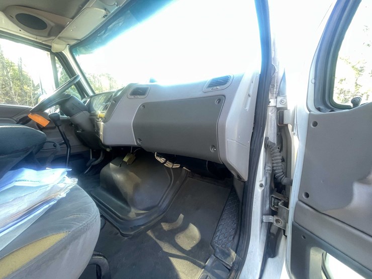 #4198-•-2005-sterling-box-truck-image-98