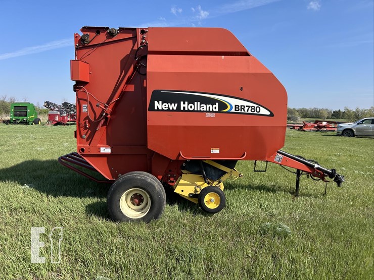 new-holland-br780-image-4