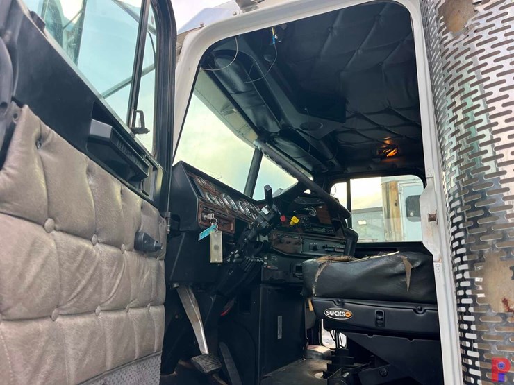 2006-freightliner-fld120-image-4