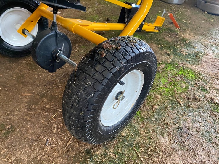 #3592-•-yardworks-pull-behind-feed-spreader-image-5