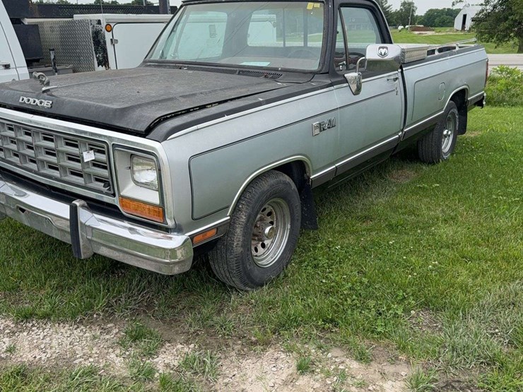 1988-dodge-d150-image-1