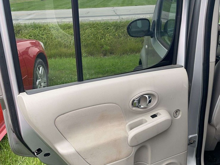 2011-nissan-cube-image-10
