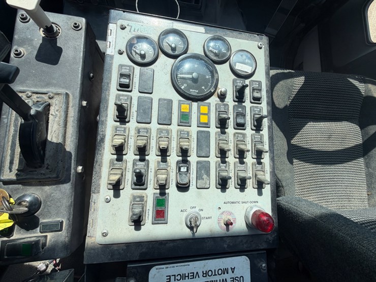 2000-freightliner-fc70-image-11