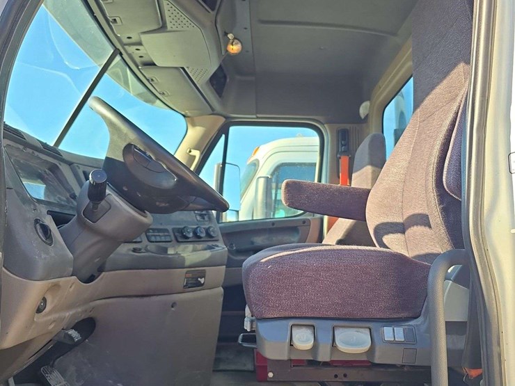 2014-freightliner-cascadia-125-image-7