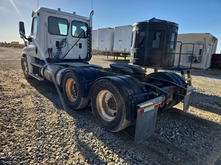 2014-freightliner-cascadia-125-image-6