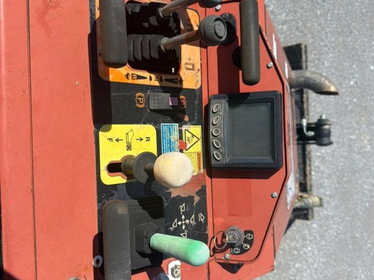 2015-ditch-witch-sk850-image-9