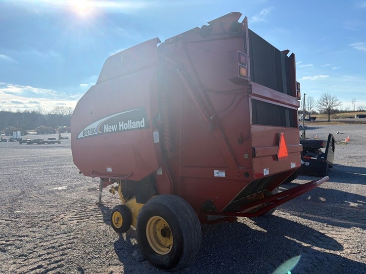 new-holland-br780-image-5