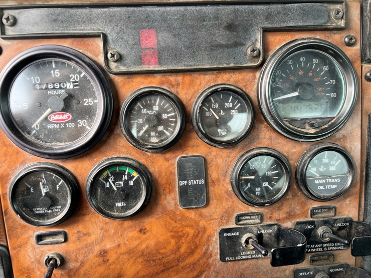 2009-peterbilt-340-image-3
