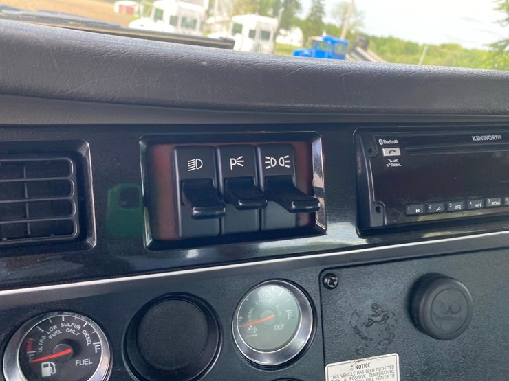2014-kenworth-t400-single-axle-day-cab-semi-tractor-image-51