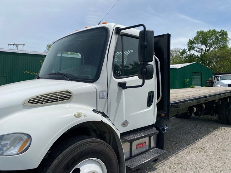 2013-freightliner-m2-flatbed-image-4