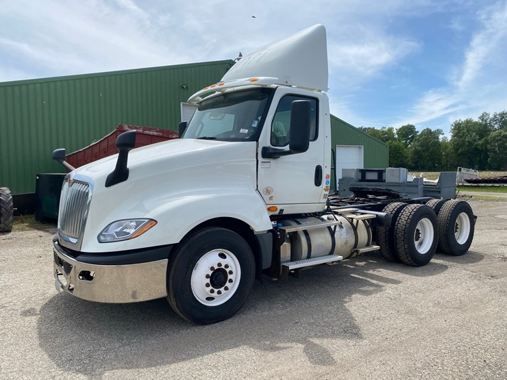 2019-international-lt625-day-cab-semi-tractor-image-1