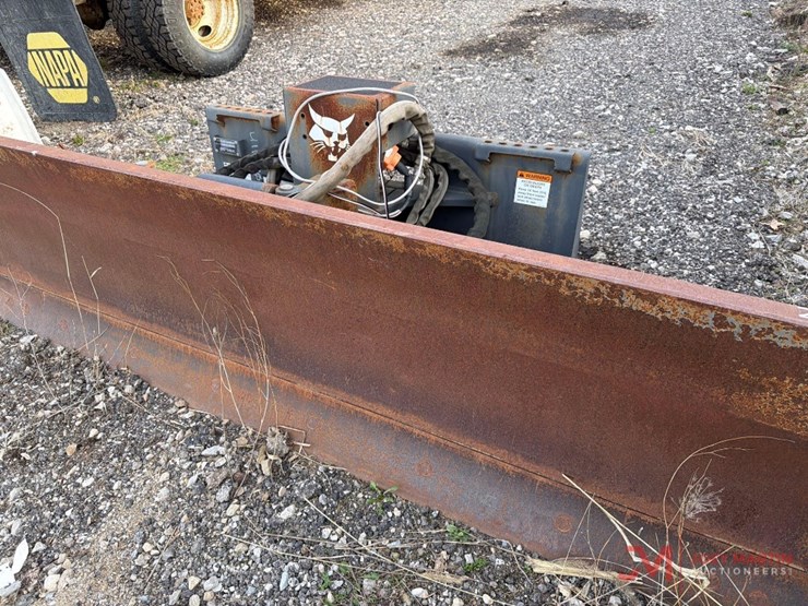 bobcat-90"-4-way-hydraulic-dozer-blade-image-8