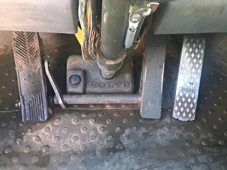 2000-volvo-l70d-image-12