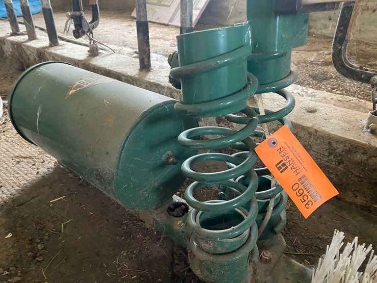 #3560-•-cattle-brush-groomer-image-5