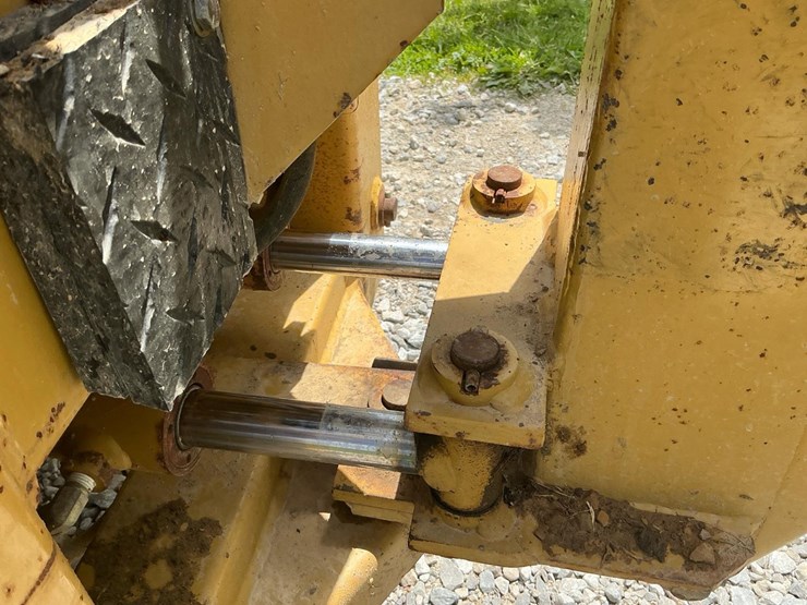 #121-•-2014-magnatrac-mh-7000-crawler-loader-image-59
