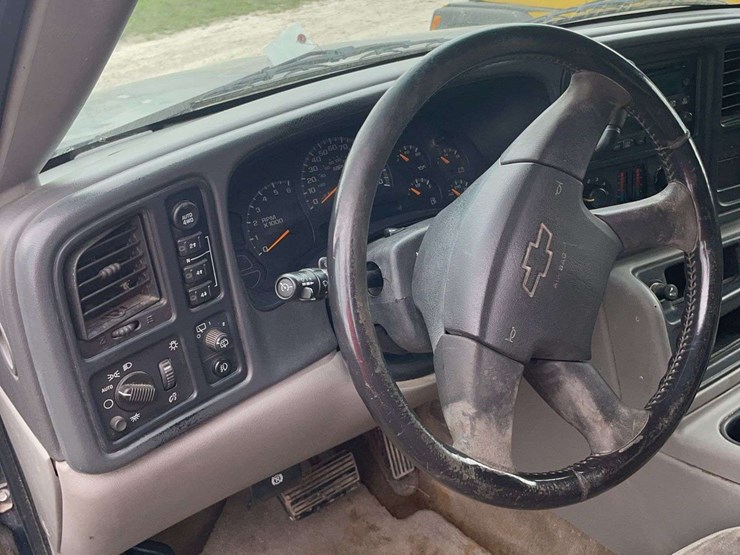 2005-chevrolet-suburban-image-5