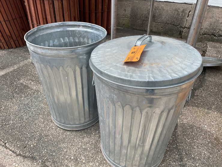 #4185-•-(2)-metal-trash-cans-with-lids-image-1