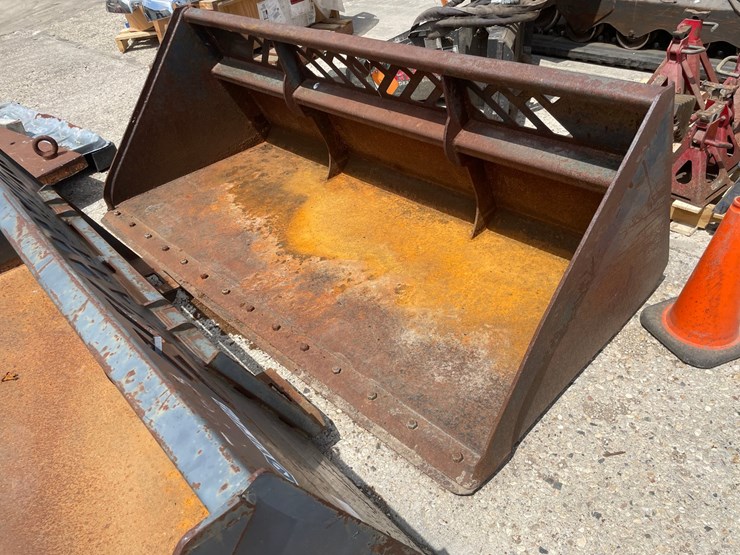 #6014-•-universal-mount-smooth-edge-skidsteer-bucket-image-1