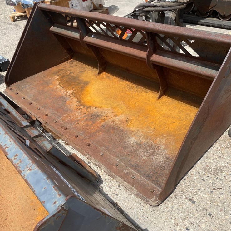 #6014 • Universal Mount Smooth Edge Skidsteer Bucket