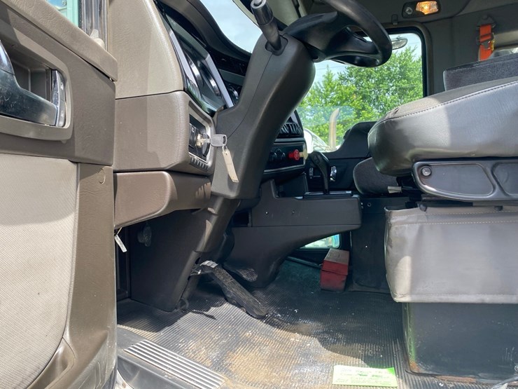 2014-kenworth-t400-single-axle-day-cab-semi-tractor-image-42