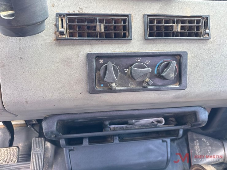 2001-freightliner-fl70-image-33