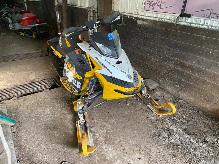 #3551-•-2011-ski-doo-mxz800-xrs-800r-snowmobile-(no-registration-card)-image-1