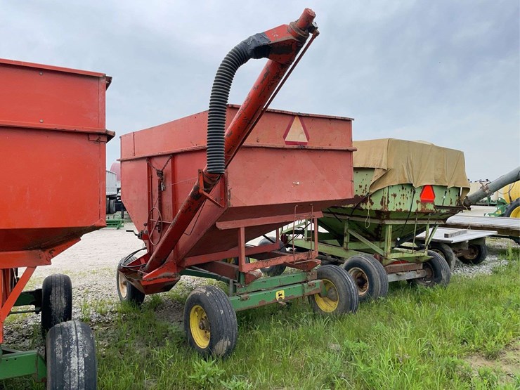 killbros-gravity-wagon-on-jd-running-gear-with-seed-auger-image-3