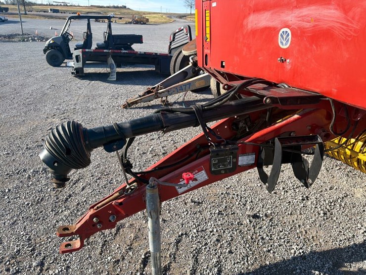 new-holland-br780-image-4