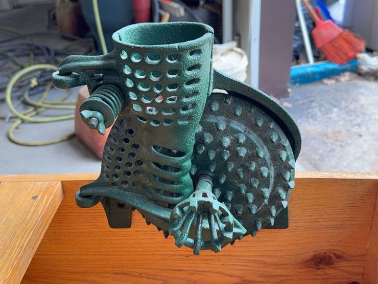 heath-mfg.-co.-'never-fail'-grinder-&-rapid-grist-mill-on-cart-image-13
